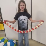 Gabrysia wykonała piękny łańcuch na świetlicową choinkę.jpg