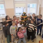 Dzieci i świetlicowa choinka.jpg