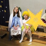 Zdjęcie nr 3 - Aktorzy czekają za kulisami na rozpoczęcie przedstawienia._.jpg