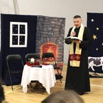 Zdjęcie nr 8 - Ks. Rafał Kosikowski_ proboszcz Parafii pw. Świętej Rodziny_ odczytuje słowa Ewangelii_.jpg