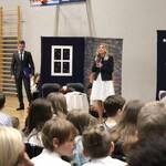 Zdjęcie nr 7 - Pani Dyrektor Bożena Jolanta Chodyniecka wita gości i całą społeczność szkolną_.jpg