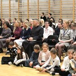 Zdjęcie nr 9 - Dyrekcja_ goście i uczniowie słuchają kolejnych przemówień_.jpg