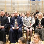 Zdjęcie nr 17 - Dyrekcja_ goście i społeczność szkolna pozują do wspólnego zdjęcia._.jpg