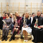 Zdjęcie nr 16 - Dyrekcja i goście wspólnie pozują do zdjęcia._.jpg