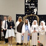 Zdjęcie nr 29 - Pani Dyrektor  składa podziękowania uczniom i nauczycielom za przygotowanie szkolnych jasełek. _.jpg.jpg