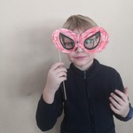 Konrad z wykonaną przez siebie maską karnawałową.jpg