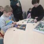 Chłopcy podczas układnia puzzli.jpg