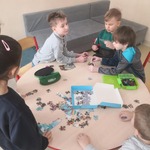 Dzieci podczas układania puzzli.jpg