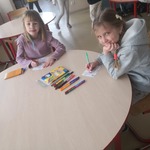 Dziewczynki podczas wykonywania masek karnawałowych.jpg