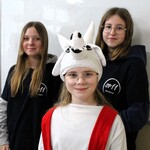 Zdjęcie nr 5. Trzy uczennice pozują do zdjęcia_.jpg