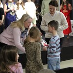 Zdjęcie nr 12. Dzieci z PS nr 26 otrzymują od Pani Wice Dyrektor Doroty Kłak książkę _Przygody Koziołka Matołka__.jpg