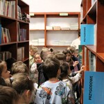 Zdjęcie nr 16. Dzieci zwiedzają bibliotekę szkolną_.jpg
