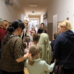 Zdjęcie nr 15. Przedszkolaki wraz z Kadrą Pedagogiczną i Koziołkiem zwiedzają szkołę_.jpg