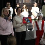 Zdjęcie nr 11. Pani Wicedyrektor z nauczycielkami i Koziołkiem Matołkiem zachęcają najmłodszych do czytania bajek.jpg.jpg