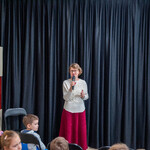 Zdjęcie nr 2. P. Katarzyna Barszcz zapowiada występ aktorów SP11_.jpg