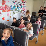Zdjęcie nr 18. Goście z PS nr 8 przyglądają się pracy w sali muzycznej.jpg