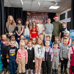 Zdjęcie nr 16. Aktorzy SP11 pozują do zdjęcia wraz z dziećmi z PS nr 8_.jpg