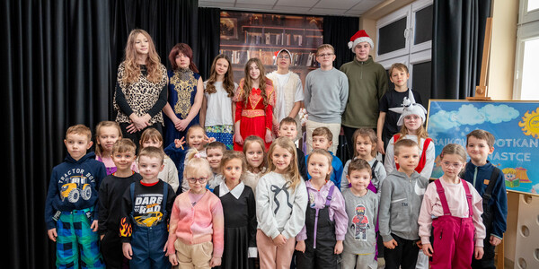 Zdjęcie nr 16. Aktorzy SP11 pozują do zdjęcia wraz z dziećmi z PS nr 8_.jpg