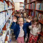 Zdjęcie nr 19. Przedszkolaki poznają szkolną bibliotekę_.jpg