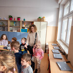 Zdjęcie nr 20. Dzieci oglądają salę komputerową.jpg