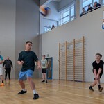 13. Drużyna klasy 6 w czasie odbioru piłki.jpg