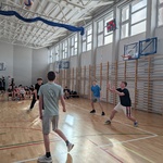 14. Drużyna klas 7 i 8 w czasie rozegrania piłki.jpg