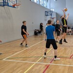 21. Rozegranie piłki przez chłopców z klasy 7.jpg