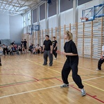 20. Klasa 8 przygotowana do odbióru piłki po zagrywce.jpg