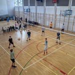 18. Dwie drużyny grające i kibice turnieju.jpg