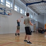 29. Rozegranie piłki przez chłopców z 8 klasy.jpg