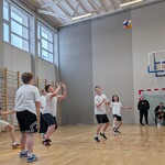 30. Rozegranie piłki przez chłopców z 6 klasy.jpg