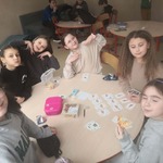 Dzieci grają w gry karciane.jpg
