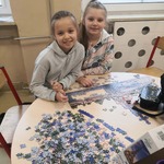 Dziewczynki układają puzzle.jpg