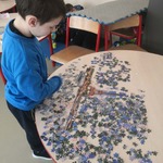 Paweł podczas układania puzzli.jpg