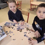 Klaudia i Oskar układają puzzle.jpg