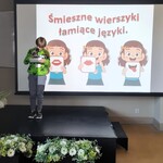 6 Chłopiec czyta wierszyk na scenie.jpg