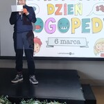 4 Chłopiec na scenie czyta wierzyk.jpg
