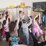 Dzieci podczas zajęć ruchowych..jpg