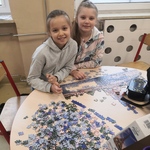 Dzieci podszas układania puzzli..jpg