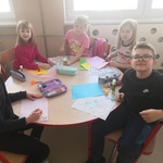 Dzieci podczas zajęć plastycznych. (1).jpg