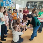 Dyrekcja rozdaje upominki uczniom..jpg
