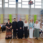Zdjęcie nr 1. Dyrekcja wraz z gośćmi pozuje do zdjęcia tuż przed uroczystością_.jpg