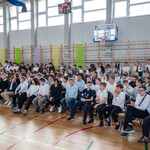 Zdjęcie nr 8. Społeczność szkolna słucha przemówień gości_.jpg