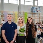 Zdjęcie nr 12. Przedstawiciele Samorządu Uczniowskiego pozują do zdjęcia z Panią Dyrektor Bożeną Jolantą Chodyniecką_.jpg