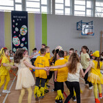 Zdjęcie nr 22. Wielkanocny rytm_ klasa 3a w tańcu kurcząt_.jpg