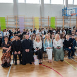 Zdjęcie nr 35. W pierwszym rzędzie - goście i dyrekcja z uwagą ogladają występ_.jpg