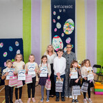 Zdjęcie nr 11. Pani Dyrektor_ Pani Tamara Trzaskoma-Grusza oraz laureaci konkursu „Wielkanocna wycinanka”_.jpg