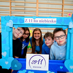 12 - Uczniowie wraz z wychowawcą w fotobudce.jpg