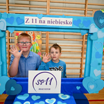 19 - Uczniowie w fotobudce.jpg