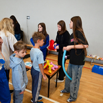 26 - Uczniowie w oczekiwaniu na balony.jpg
